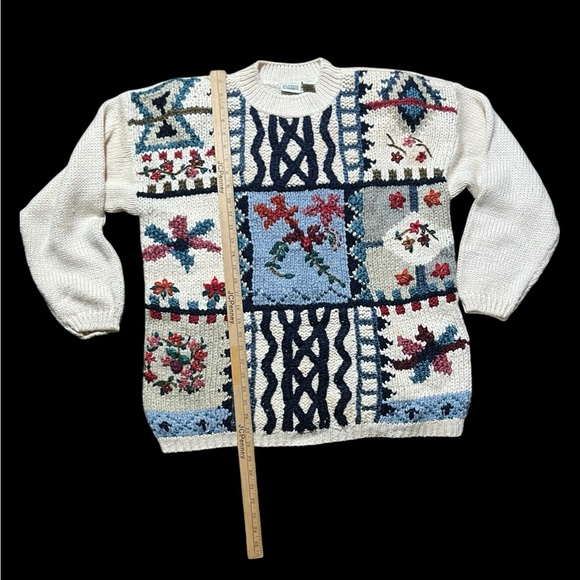 90’s Classic Elements Cream and Navy Knit Top With Shoulder Pads - Picture 8 of 10